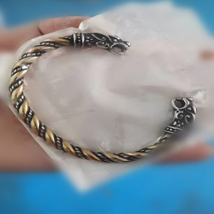 Brazalete vikingo abierto con cabezas de dragón